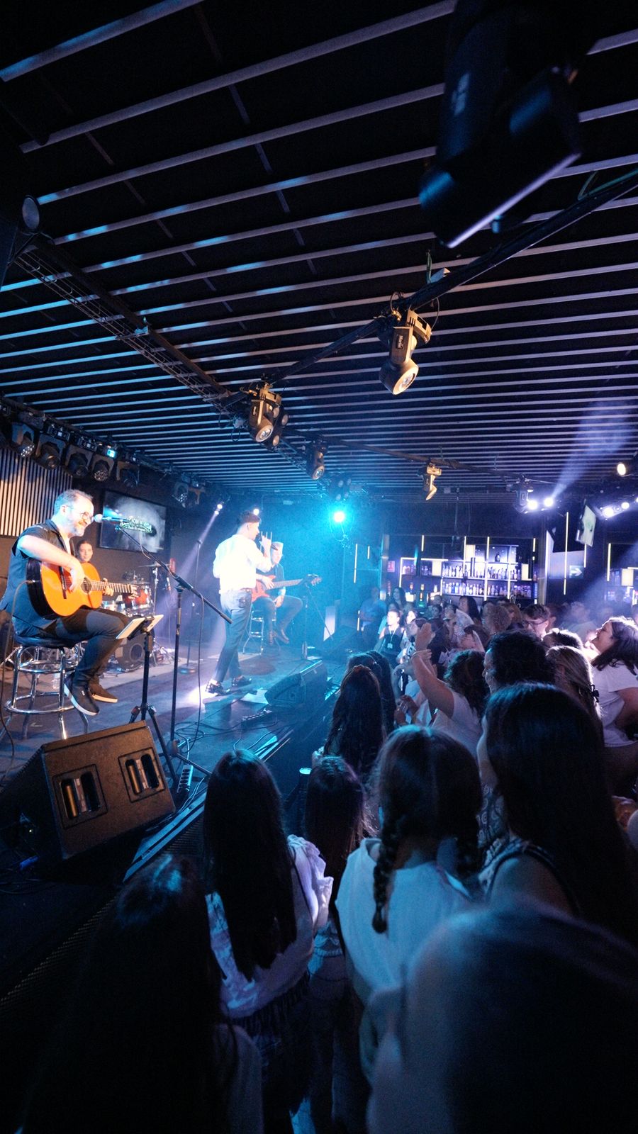 Paulo Domínguez y su banda tocando en una sala llena