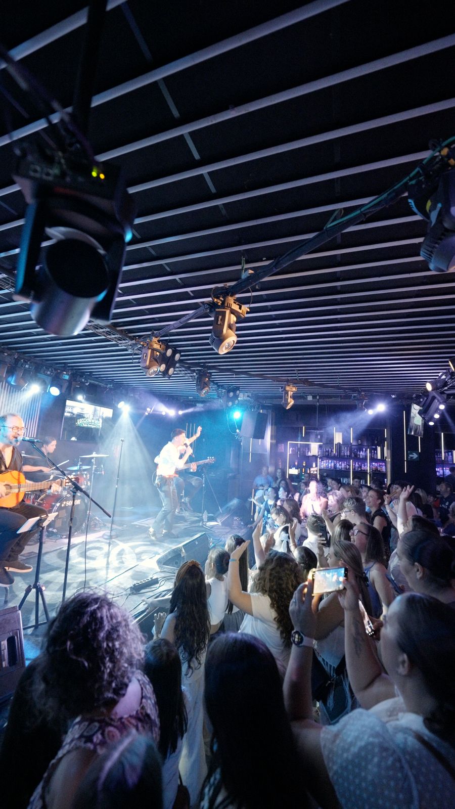 Sala llena en un concierto de Paulo Domínguez