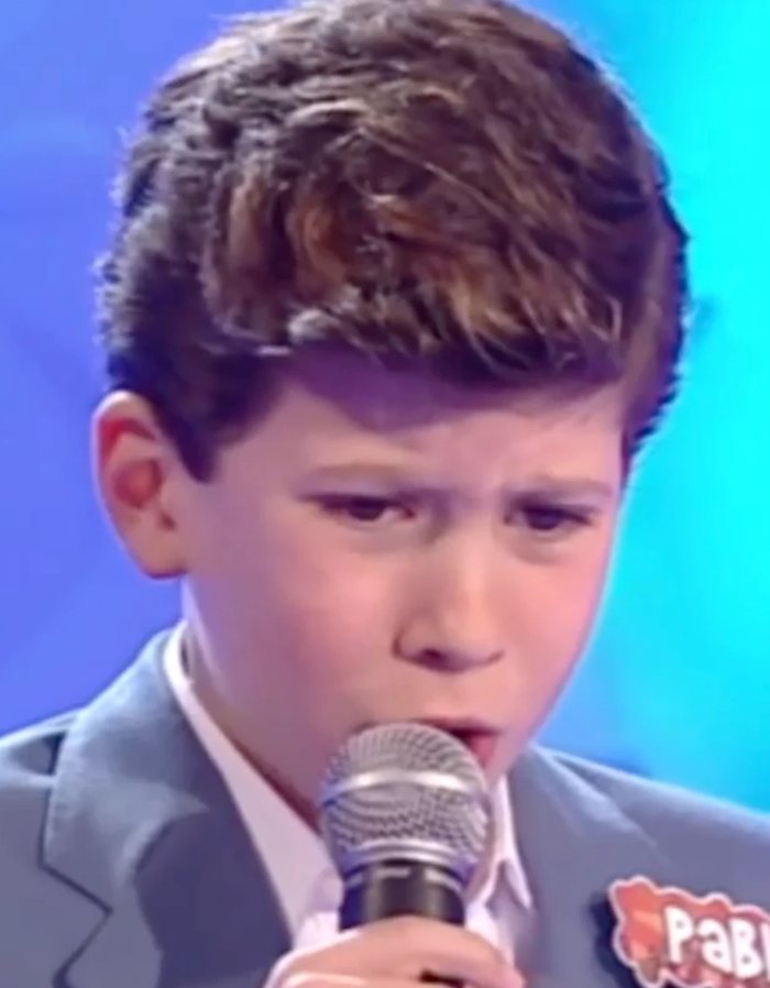 Paulo Domínguez de niño, con chaqueta azul, cantando «Torre de arena» en «Menuda Noche» (Canal Sur)