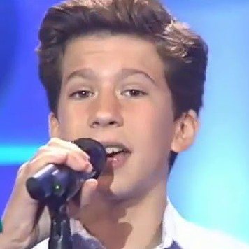 Paulo Domínguez de niño cantando con el micrófono