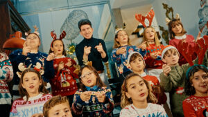 Paulo Domínguez en el videoclip con niños cantando Mi Mejor Regalo, su nueva canción de Navidad